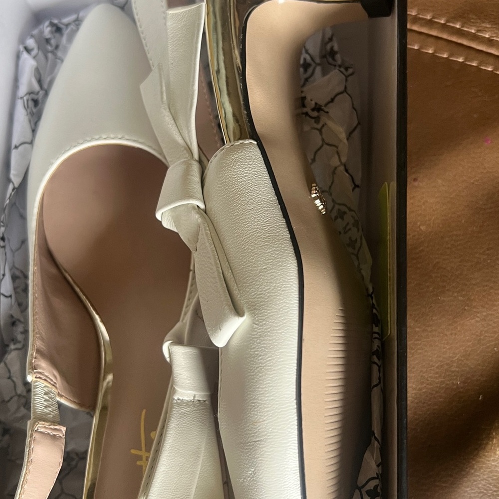 Elegant White Women's Shoes with Bow Detail